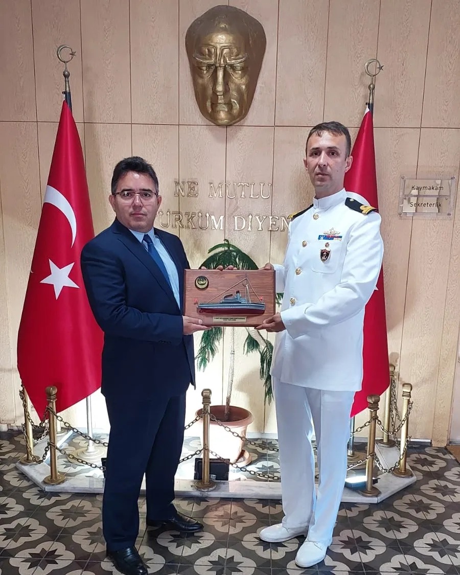 Marmaris Limanında TCG Nusret Müze Gemisi Komutanı Kaymakamı Ziyaret Etti